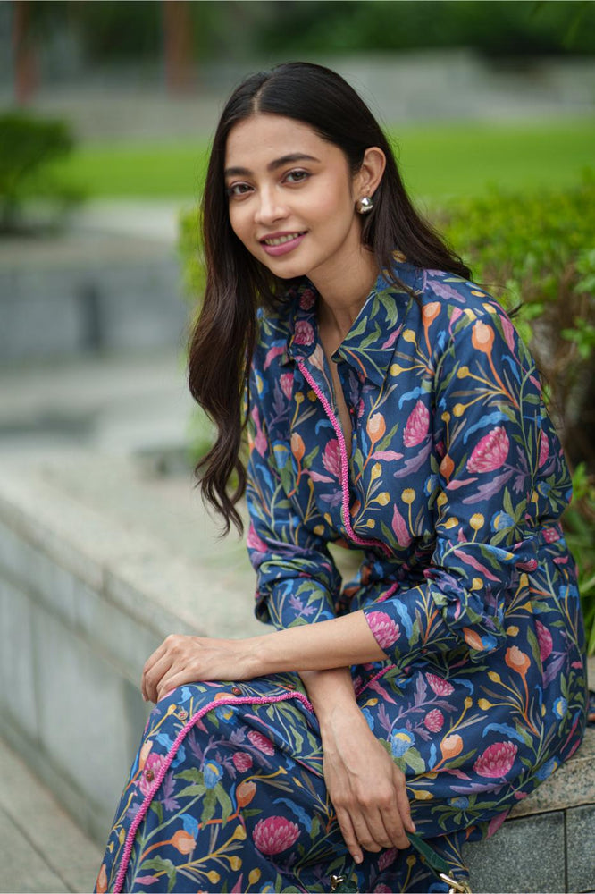 
                  
                    MUSLIN TIE DRESS blue jaal
                  
                