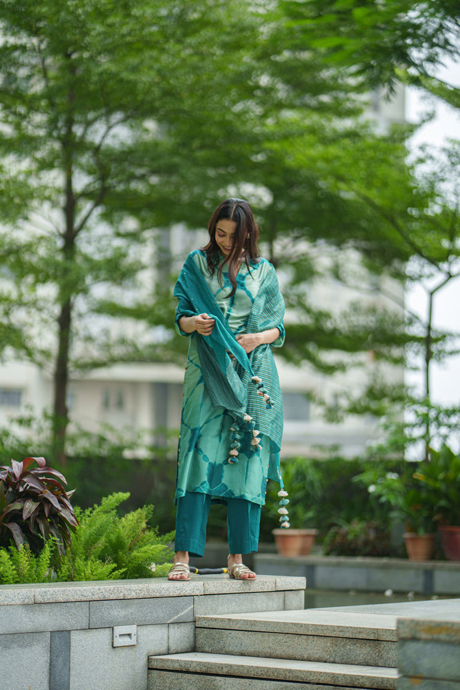 
                  
                    CLARA KURTA SET emerald
                  
                