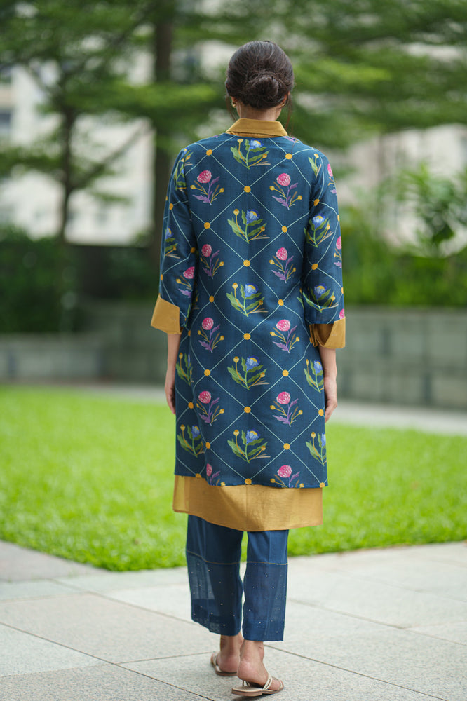 
                  
                    DAHLIA 2 LAYER KURTA & PANT blue geo mustard
                  
                