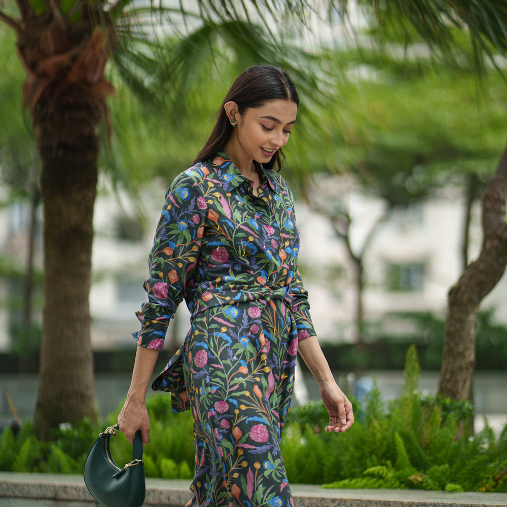 
                  
                    SILK TIE DRESS black jaal
                  
                